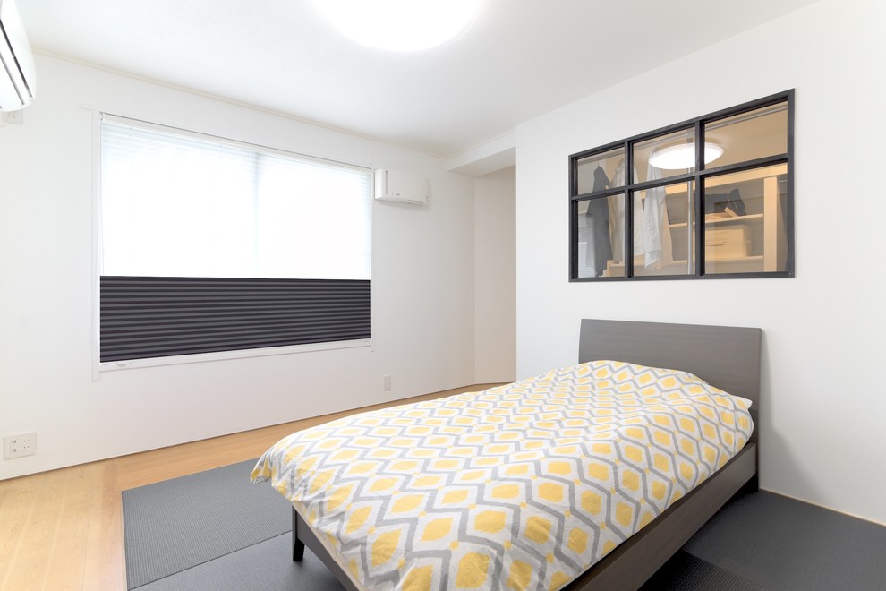 Modernes Hauptschlafzimmer ohne Kamin mit weißer Wandfarbe und Tatami-Boden in Tokio Peripherie