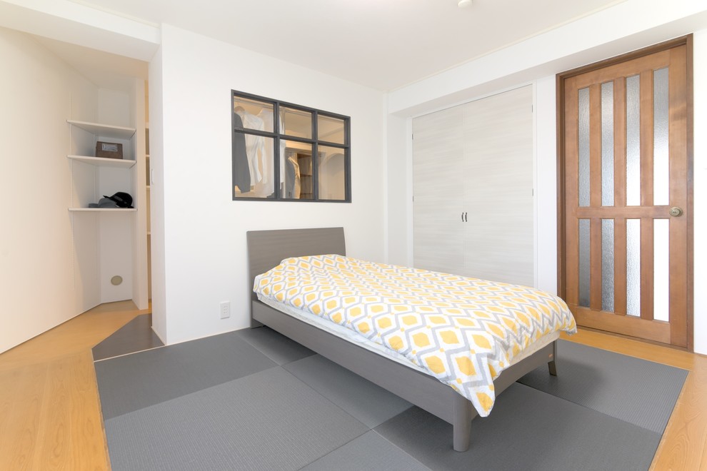 Diseño de dormitorio principal asiático sin chimenea con paredes blancas y tatami