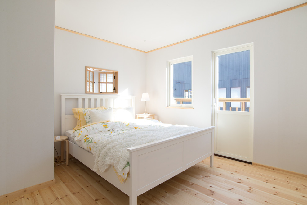 他の地域にある中くらいな北欧スタイルのおしゃれな主寝室 (白い壁、淡色無垢フローリング) のレイアウト