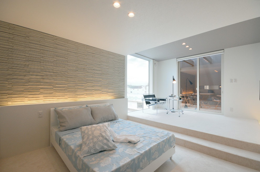 Diseño de dormitorio minimalista con paredes multicolor