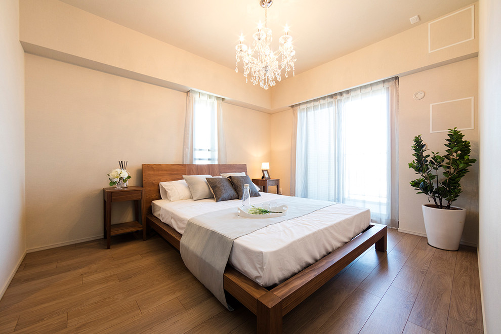 Ispirazione per una camera da letto minimal con pareti bianche, pavimento in legno massello medio e pavimento marrone