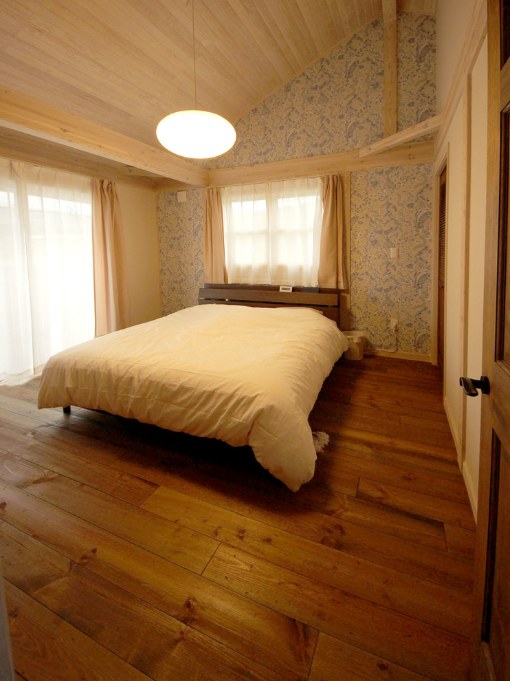 Стильный дизайн: спальня в стиле рустика с паркетным полом среднего тона - последний тренд