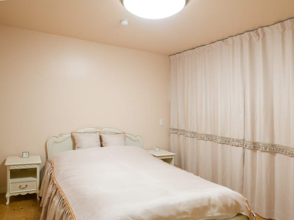 東京23区にある小さなトランジショナルスタイルのおしゃれな主寝室 (ピンクの壁、無垢フローリング、暖炉なし、茶色い床) のレイアウト