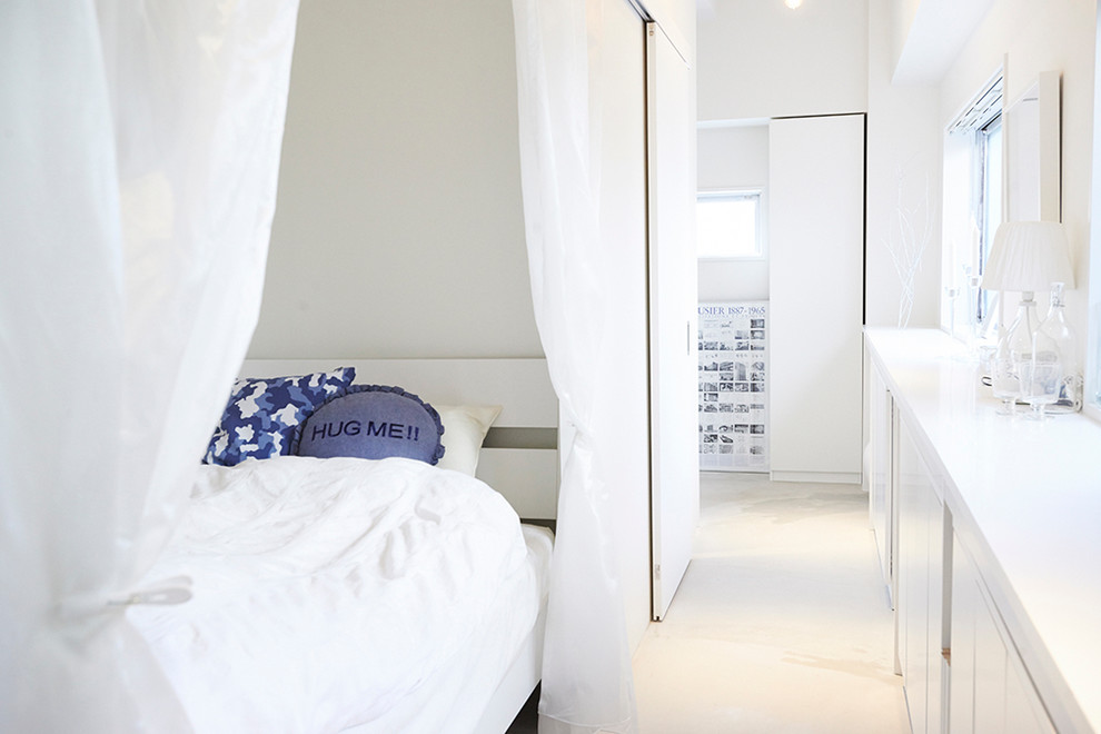 Ejemplo de dormitorio principal actual pequeño sin chimenea con paredes blancas y suelo beige