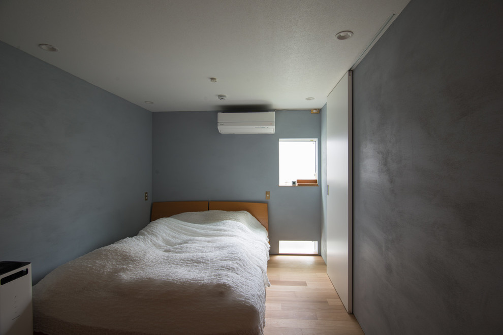 東京23区にあるおしゃれな主寝室 (グレーの壁、淡色無垢フローリング、茶色い床) のレイアウト
