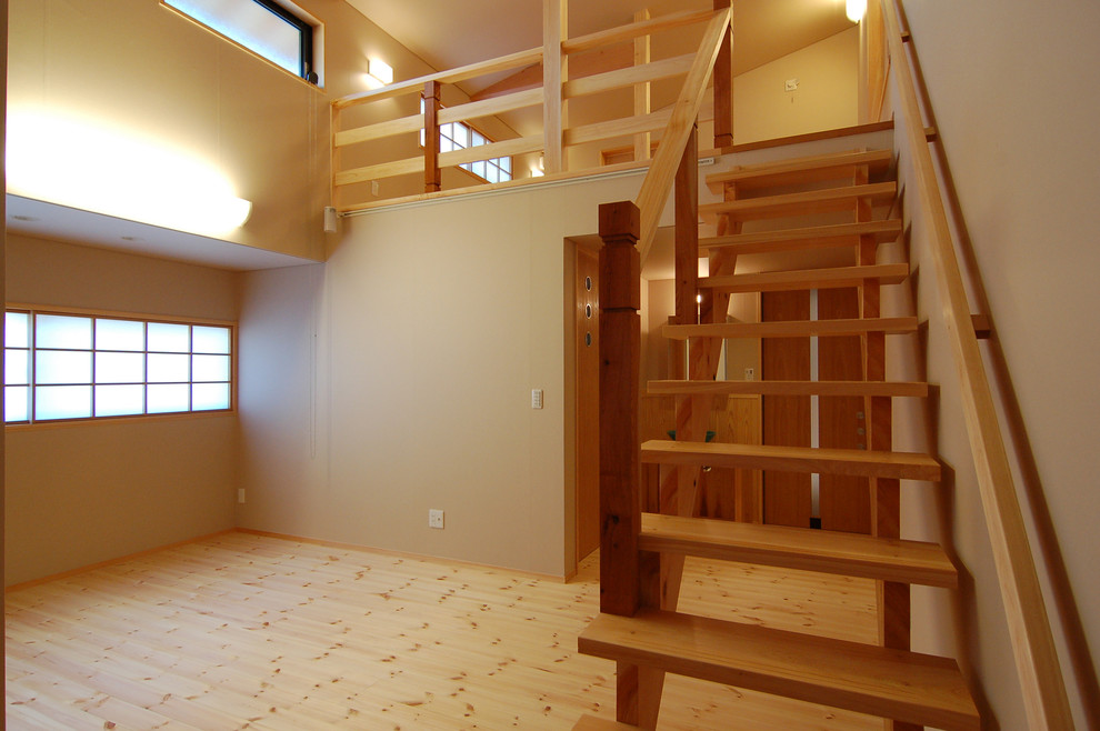 Imagen de dormitorio principal de estilo zen sin chimenea con paredes beige, suelo de madera clara y suelo beige