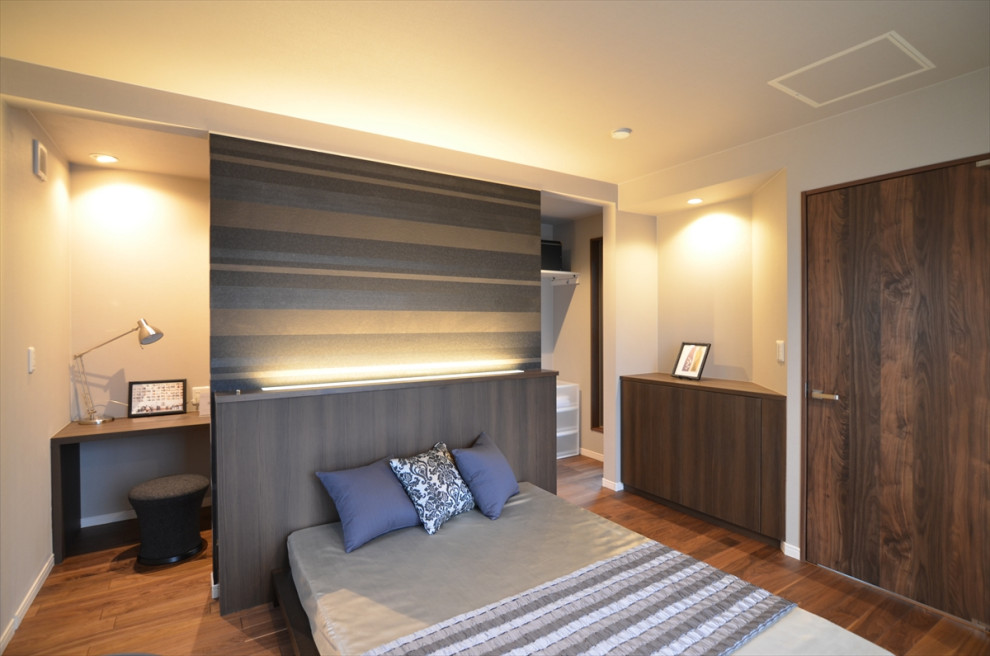Imagen de dormitorio principal de tamaño medio sin chimenea con paredes blancas, suelo de madera oscura, suelo marrón, papel pintado y papel pintado
