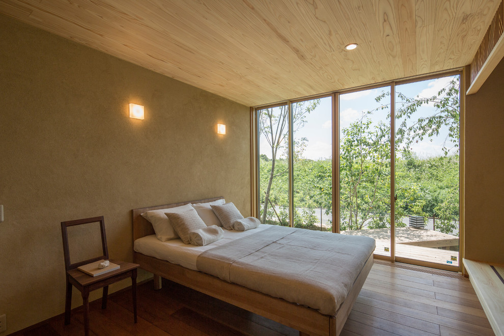 Asiatisches Hauptschlafzimmer mit beiger Wandfarbe, braunem Holzboden und braunem Boden in Nagoya