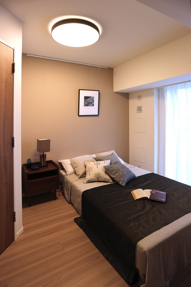 Imagen de dormitorio contemporáneo pequeño con paredes marrones, suelo de madera en tonos medios y suelo marrón