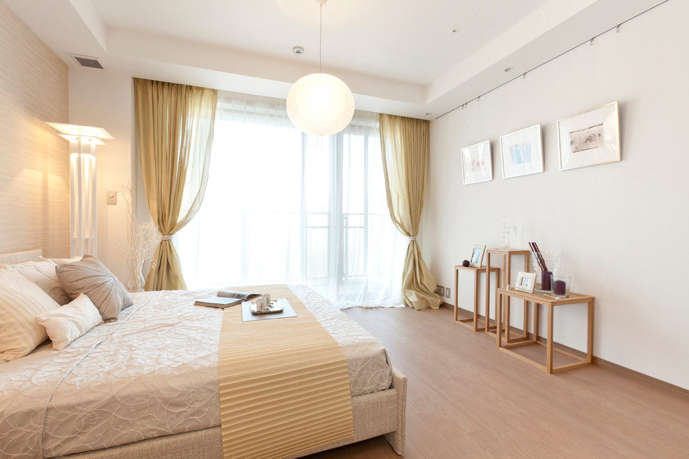 Exemple d'une chambre tendance avec un mur blanc, parquet clair et un sol marron.