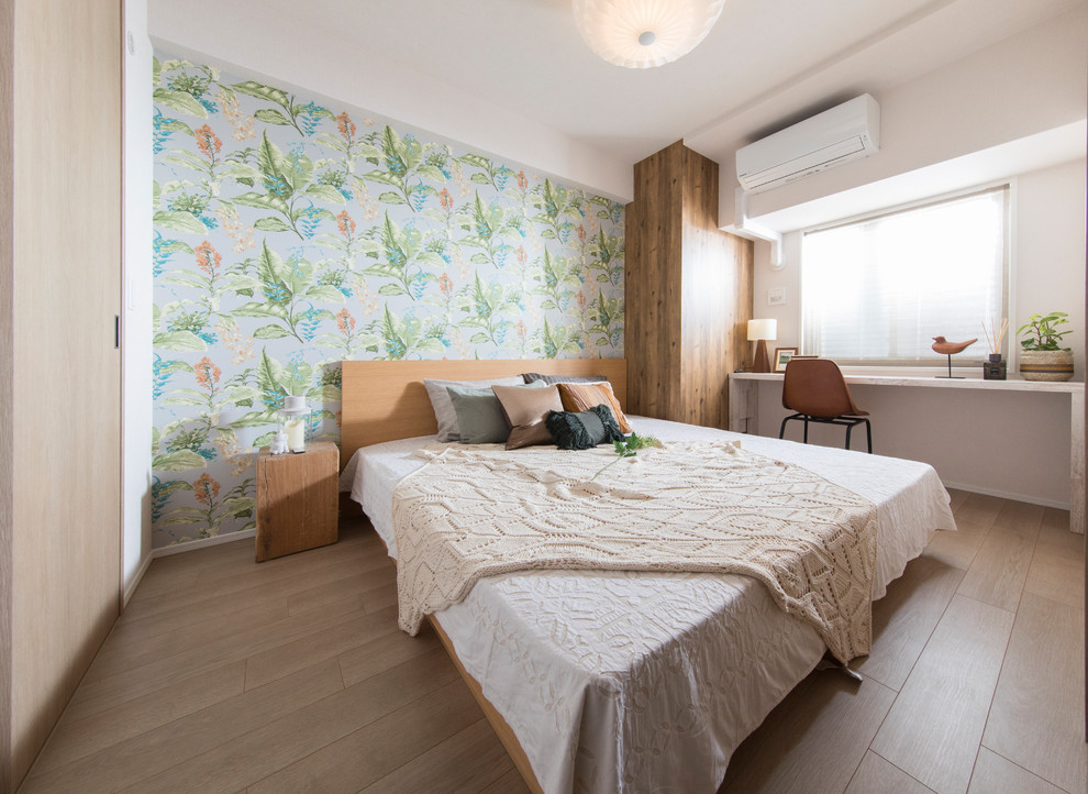 他の地域にあるコンテンポラリースタイルのおしゃれな主寝室 (緑の壁、合板フローリング、暖炉なし、ベージュの床)