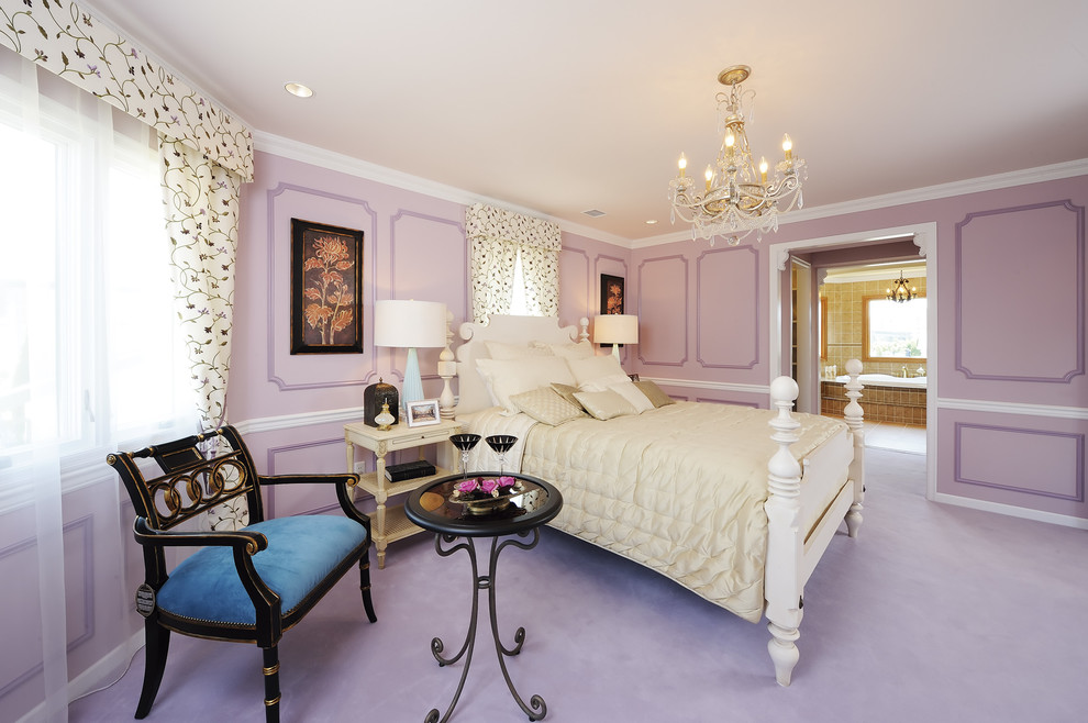 Пример оригинального дизайна: спальня в викторианском стиле с фиолетовыми стенами, ковровым покрытием и фиолетовым полом