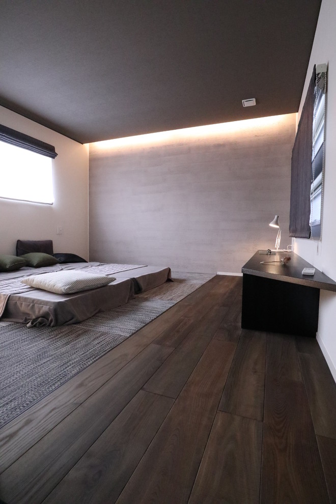 Kleines Modernes Hauptschlafzimmer ohne Kamin mit grauer Wandfarbe, dunklem Holzboden und grünem Boden in Sonstige