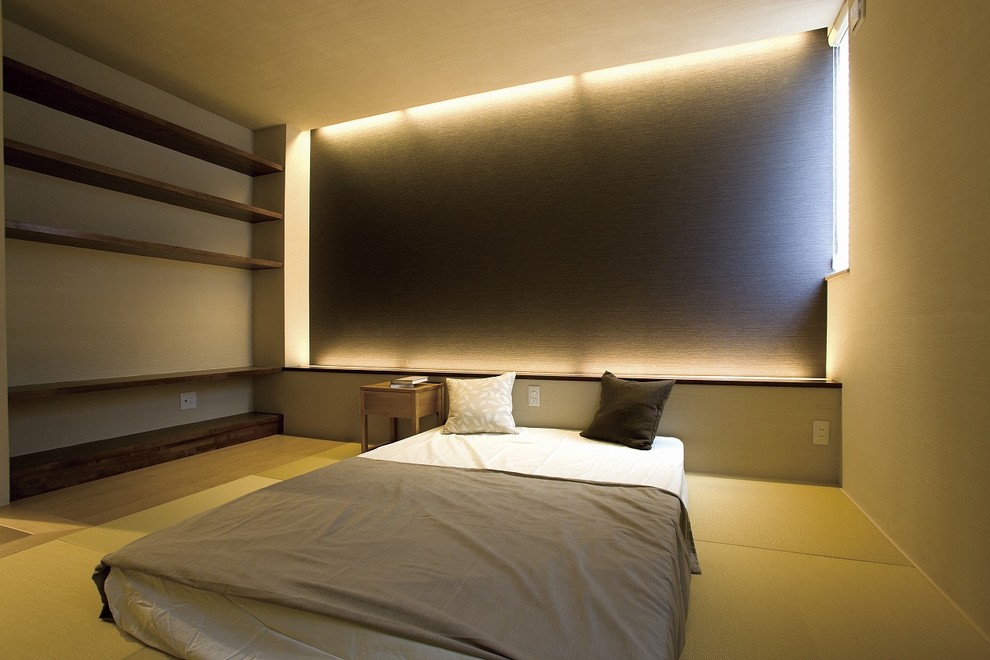 Ejemplo de dormitorio contemporáneo con tatami y suelo verde