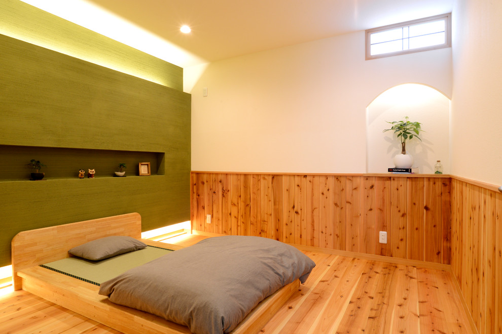 他の地域にあるアジアンスタイルのおしゃれな寝室 (白い壁、無垢フローリング)