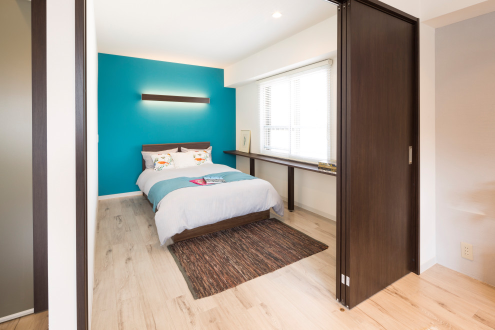 Diseño de dormitorio minimalista de tamaño medio sin chimenea con paredes azules, suelo de contrachapado y suelo beige