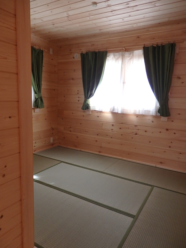 Foto di una camera matrimoniale etnica con pavimento in tatami