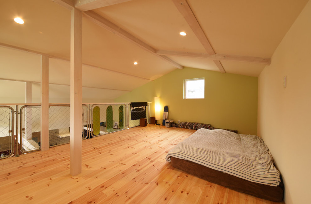 Cette image montre une chambre asiatique avec un mur vert, un sol en bois brun et un sol marron.