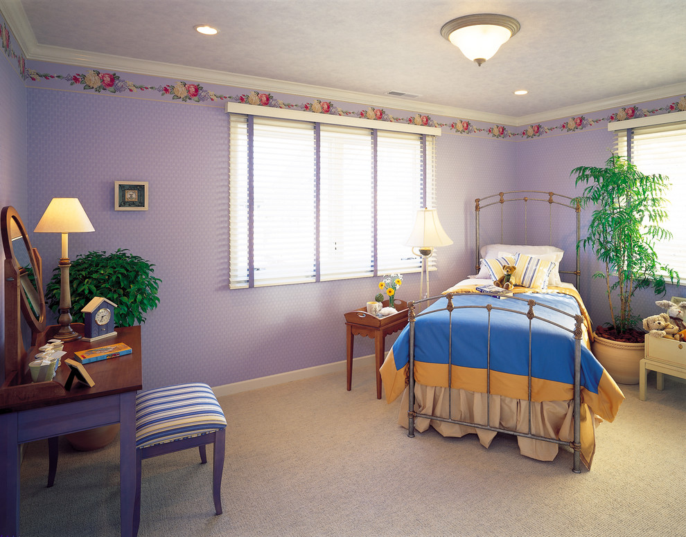 他の地域にあるヴィクトリアン調のおしゃれな寝室 (紫の壁、カーペット敷き、グレーの床)