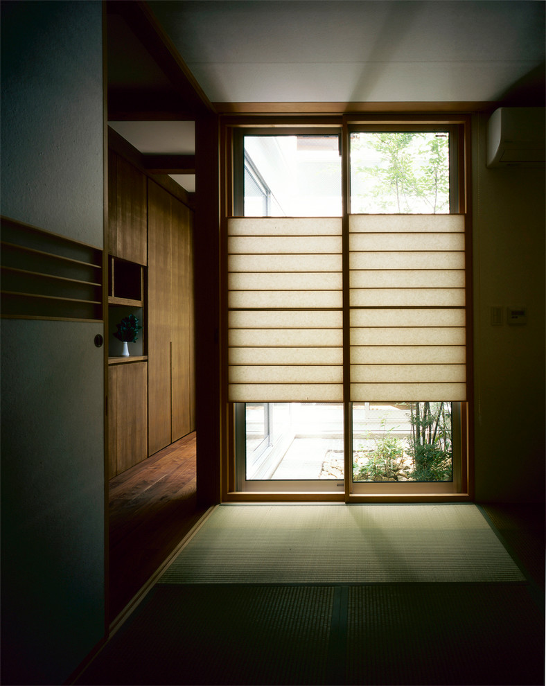 Esempio di una camera da letto etnica con pavimento in tatami