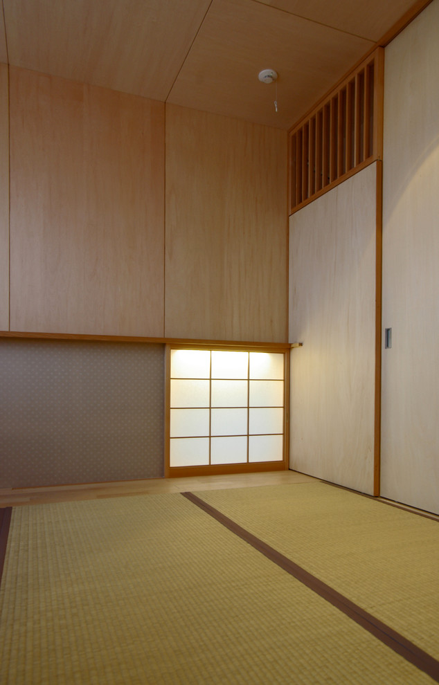 Idée de décoration pour une petite chambre d'amis asiatique avec un mur marron, un sol de tatami, aucune cheminée et un sol beige.
