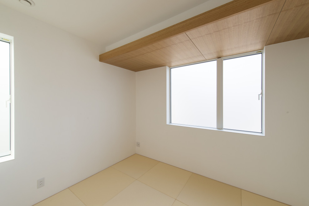 Réalisation d'une chambre d'amis asiatique de taille moyenne avec un mur blanc, un sol de tatami, aucune cheminée et un sol beige.