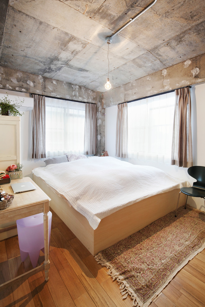 京都にあるエクレクティックスタイルのおしゃれな寝室 (グレーの壁、無垢フローリング)
