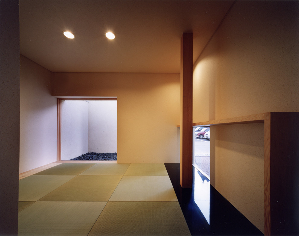 На фото: маленькая гостевая спальня (комната для гостей) в стиле модернизм с бежевыми стенами, татами, бежевым полом, потолком с обоями и обоями на стенах для на участке и в саду