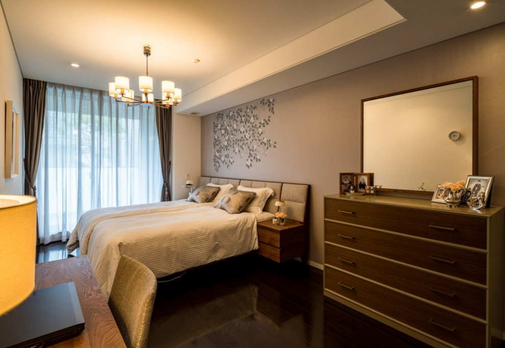 Стильный дизайн: спальня в восточном стиле с бежевыми стенами и обоями на стенах - последний тренд