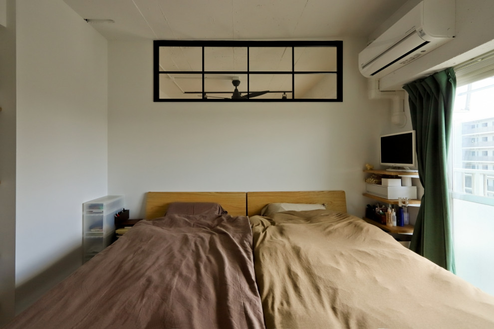 На фото: хозяйская спальня среднего размера в современном стиле с белыми стенами, паркетным полом среднего тона, бежевым полом и стенами из вагонки