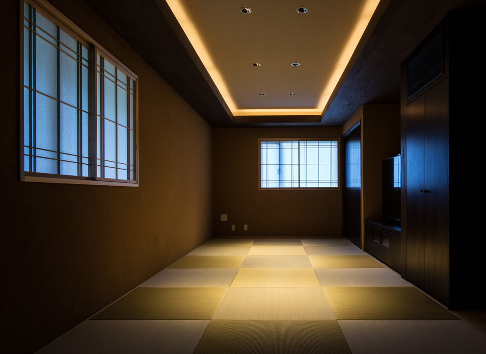 Immagine di una grande camera degli ospiti minimalista con pareti marroni e pavimento in tatami