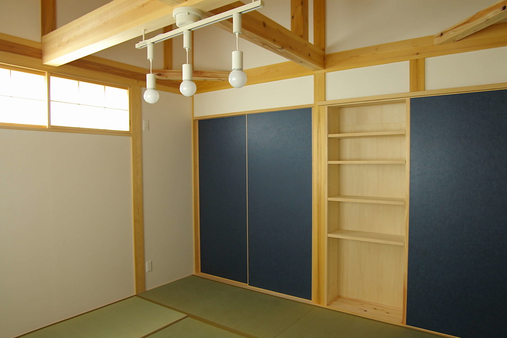 Inspiration pour une petite chambre parentale asiatique avec un sol de tatami.