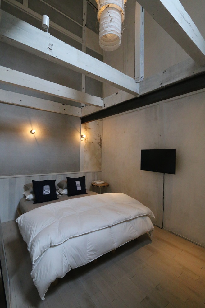 Ejemplo de habitación de invitados romántica pequeña con paredes grises y suelo de madera clara