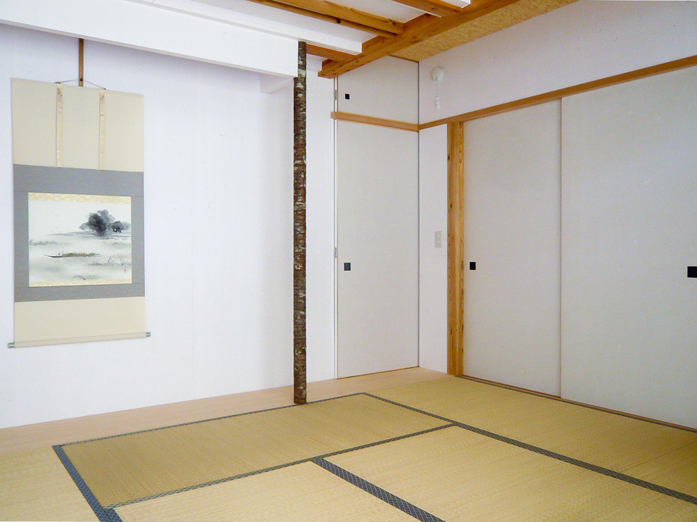 Esempio di una camera degli ospiti etnica di medie dimensioni con pareti bianche, pavimento in tatami, nessun camino e pavimento beige