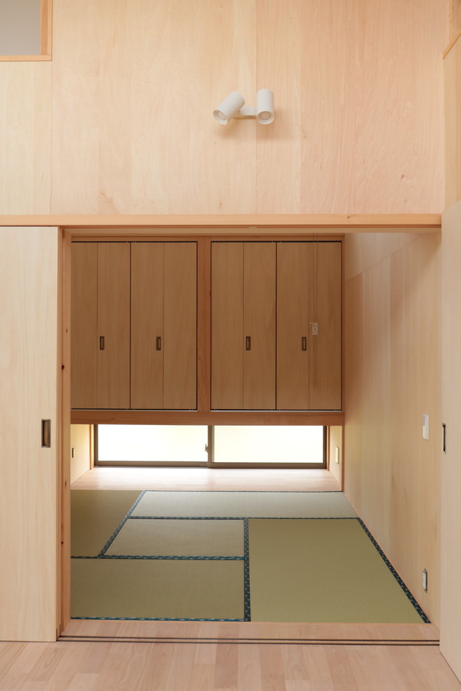 Idéer för att renovera ett litet orientaliskt huvudsovrum, med beige väggar, tatamigolv och grönt golv