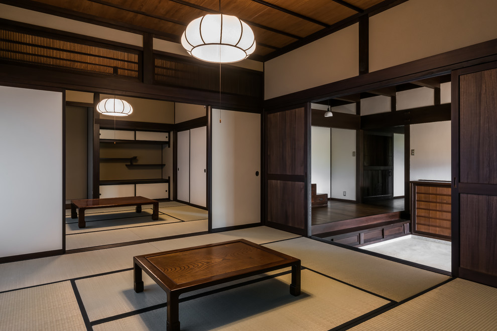 Aménagement d'une chambre d'amis asiatique avec un mur beige et un sol de tatami.