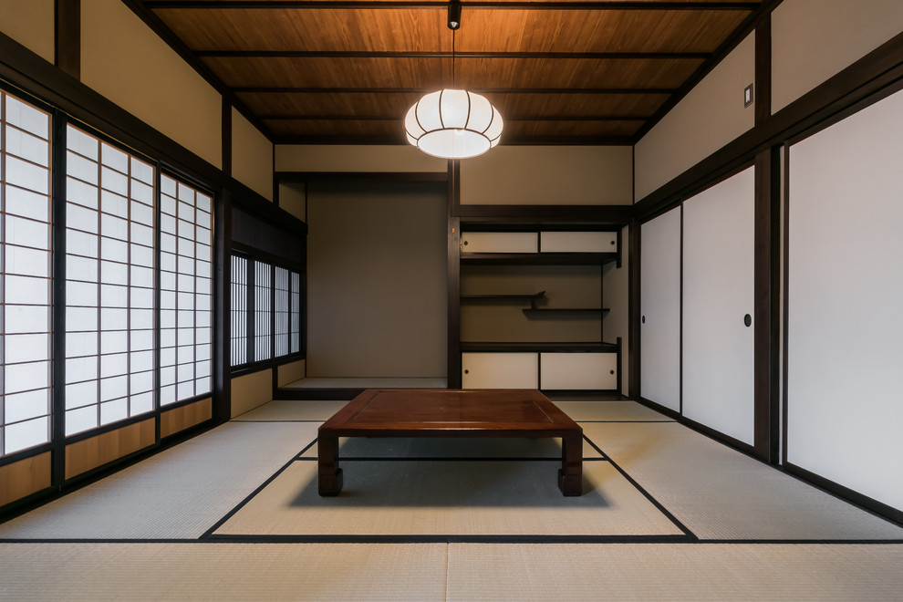 Foto de habitación de invitados asiática con paredes beige y tatami