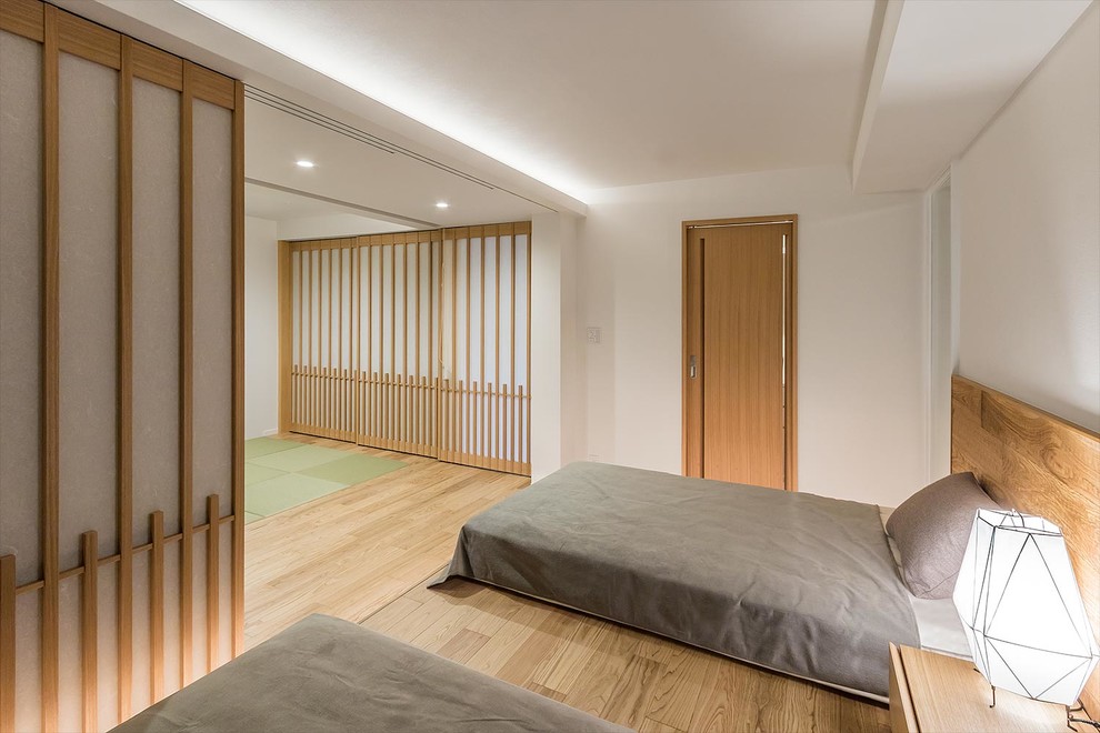 和風のおしゃれな主寝室 (白い壁、淡色無垢フローリング、暖炉なし、ベージュの床) のレイアウト