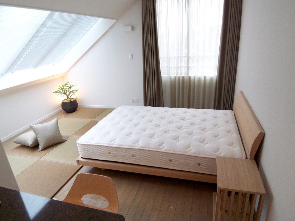 Asiatisches Hauptschlafzimmer mit weißer Wandfarbe und braunem Boden in Tokio