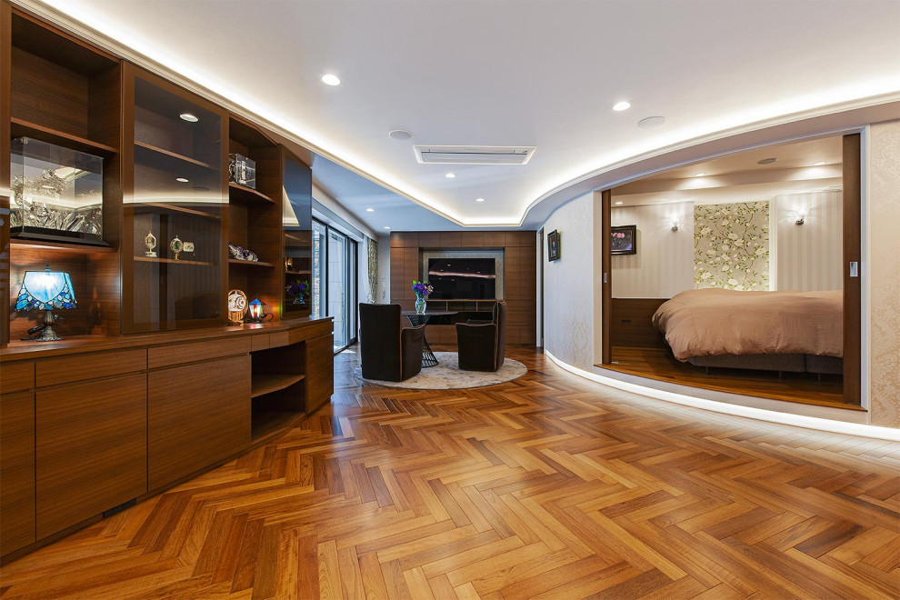 Diseño de dormitorio principal bohemio sin chimenea con paredes beige, suelo de contrachapado, suelo marrón y papel pintado