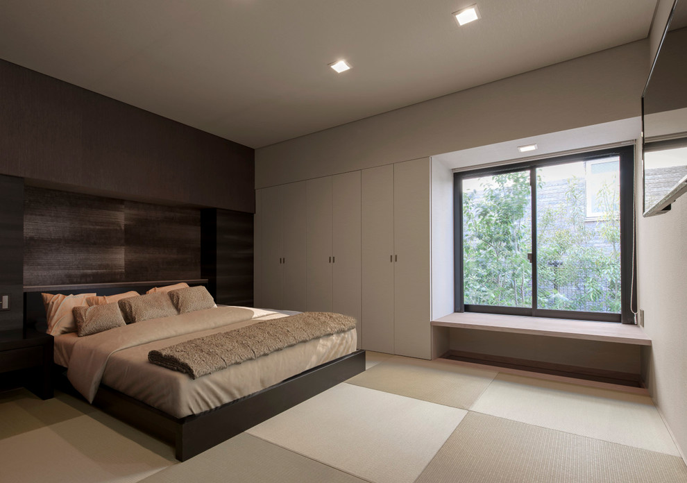 コンテンポラリースタイルのおしゃれな主寝室 (ベージュの壁、畳、暖炉なし、緑の床) のインテリア