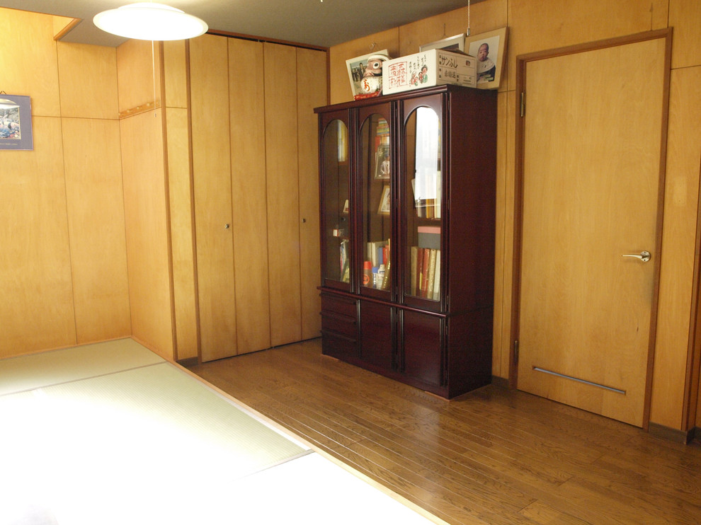 Imagen de habitación de invitados moderna con tatami