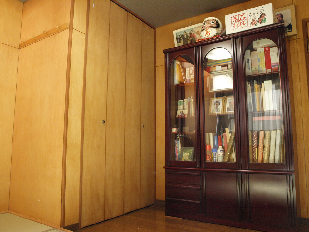 Imagen de habitación de invitados moderna con tatami