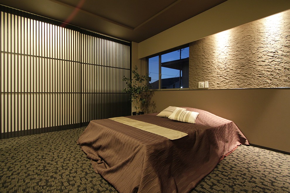 Idée de décoration pour une chambre avec moquette minimaliste avec un mur beige et un sol multicolore.