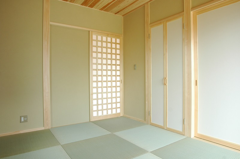 На фото: гостевая спальня среднего размера, (комната для гостей) в восточном стиле с бежевыми стенами, татами, зеленым полом и деревянным потолком