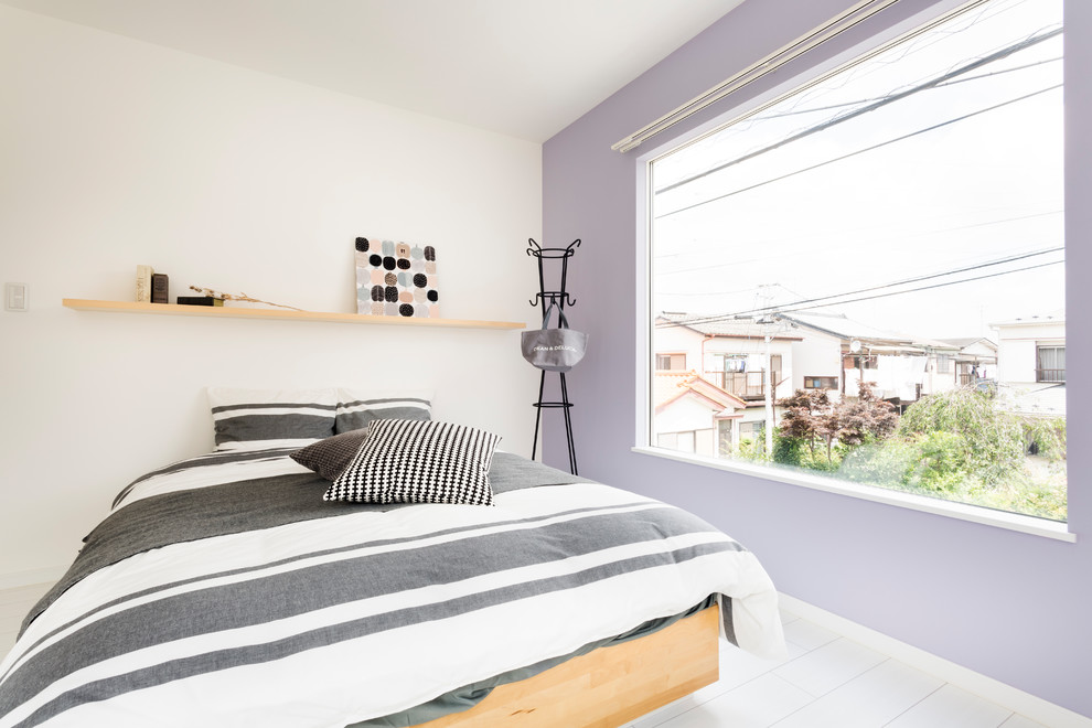 Foto di una camera da letto minimal con pareti viola e pavimento bianco