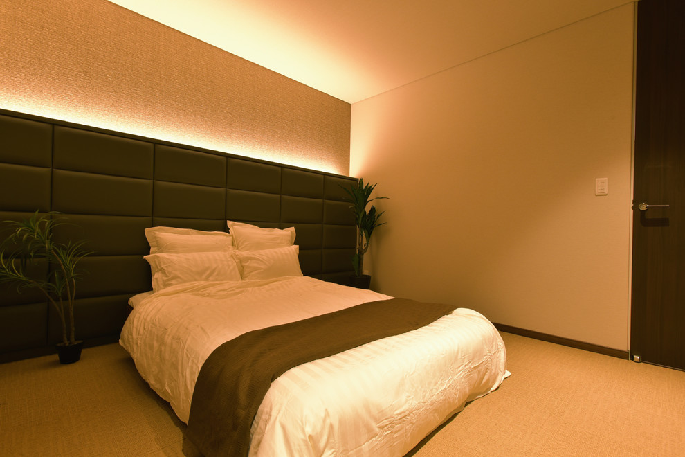 Réalisation d'une chambre avec moquette asiatique avec un mur beige et un sol marron.