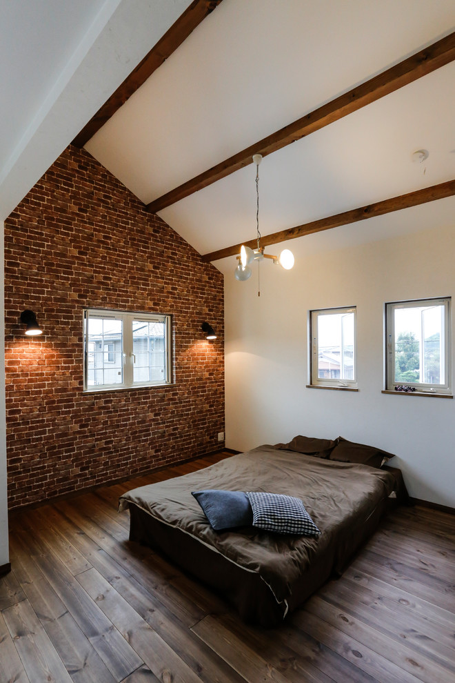 名古屋にあるカントリー風のおしゃれな寝室 (白い壁、無垢フローリング、茶色い床) のインテリア