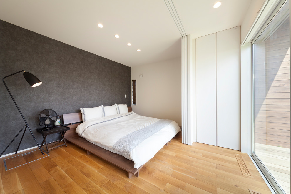 他の地域にあるモダンスタイルのおしゃれな寝室 (茶色い床、白い壁) のレイアウト