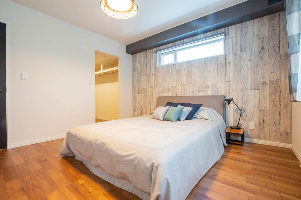 札幌にあるインダストリアルスタイルのおしゃれな寝室 (白い壁、無垢フローリング、茶色い床) のレイアウト